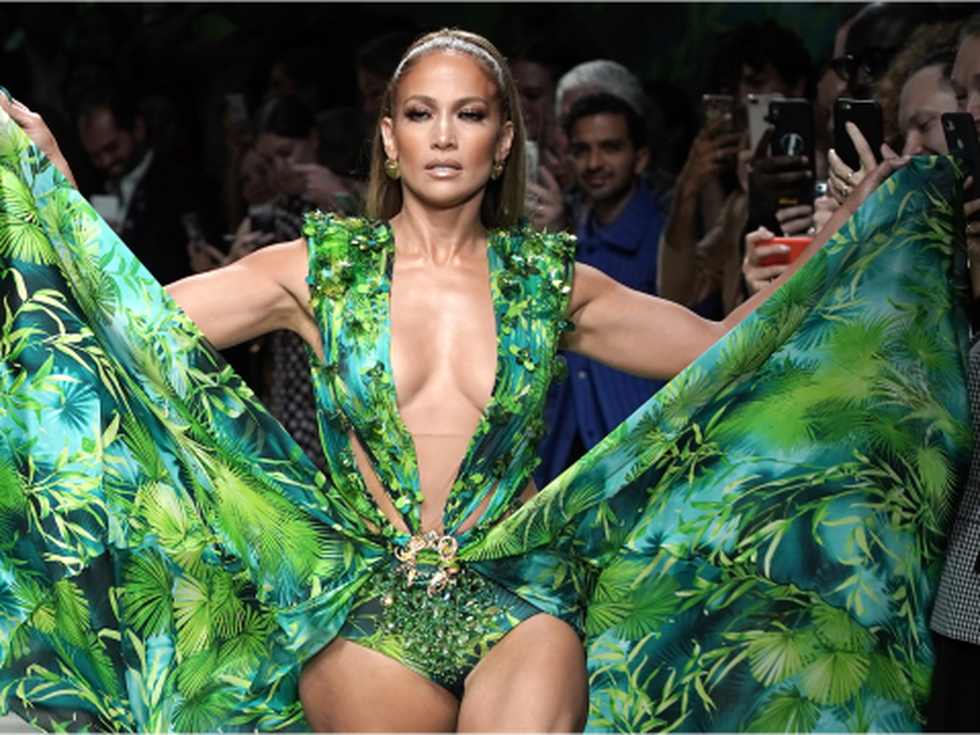 Дженифър Лопес закри зашеметяващо шоуто на Versace в Милано