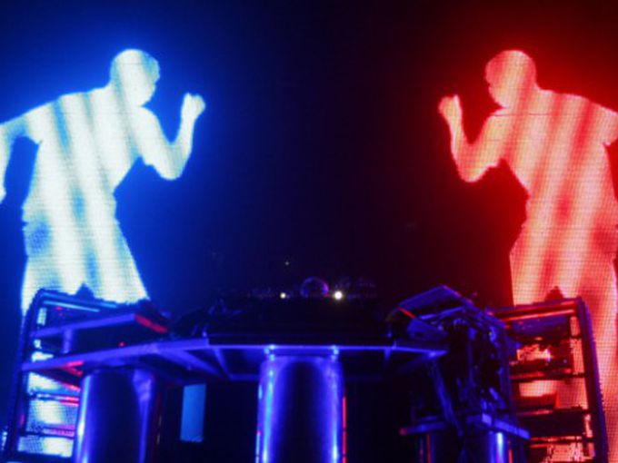 Гигантски роботи превземат шоуто на The Chemical Brothers