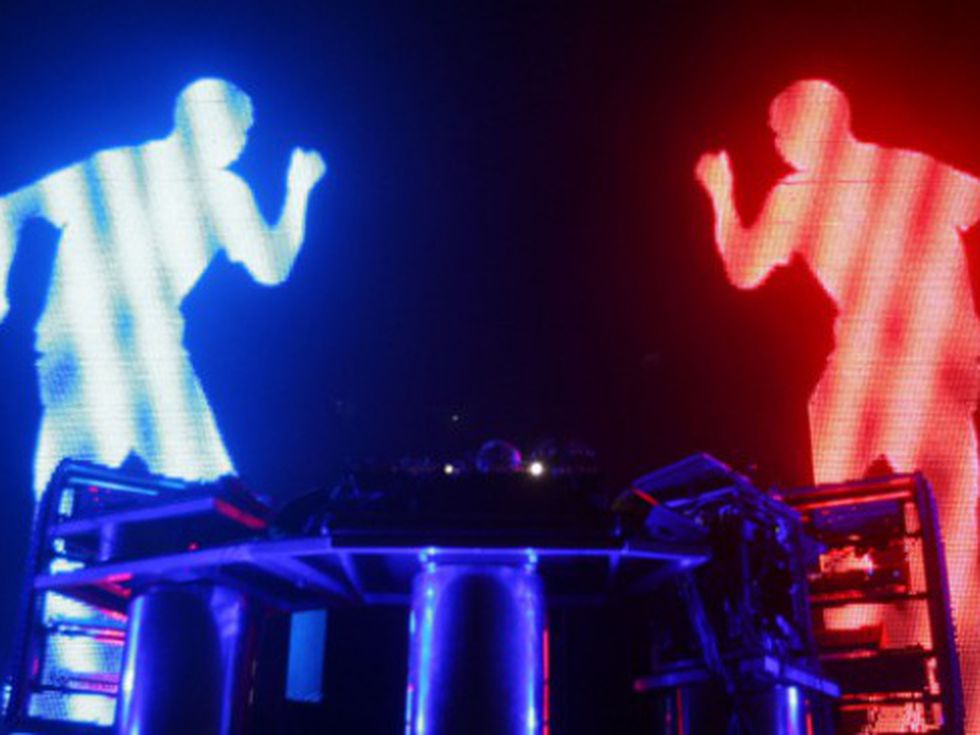 Гигантски роботи превземат шоуто на The Chemical Brothers