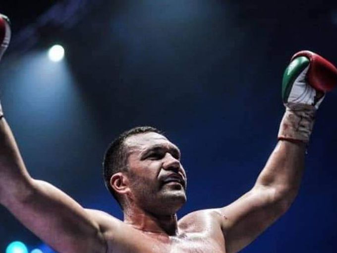 Родни секссимволи разиграват на търг ръкавиците на Кобрата