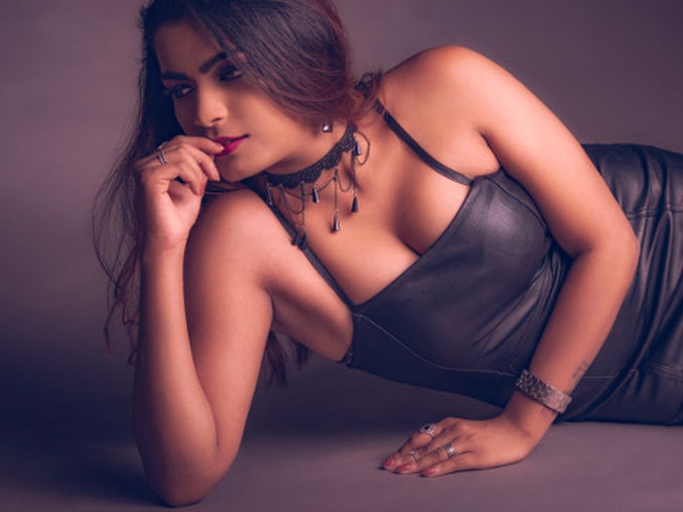 Влюбена съм в много възрастен мъж. Играе ли си той с мен?