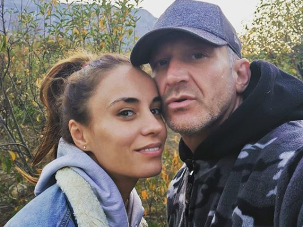 Радина Кърджилова глези Деян Донков с веган брауни