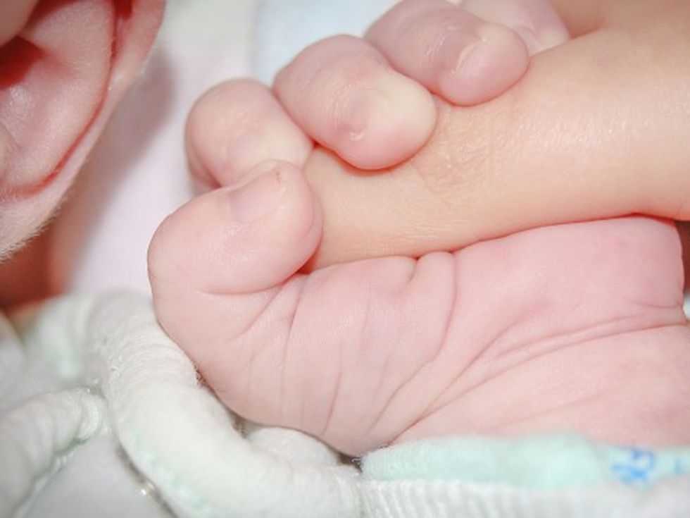 Новородено в Англия е с коронавирус