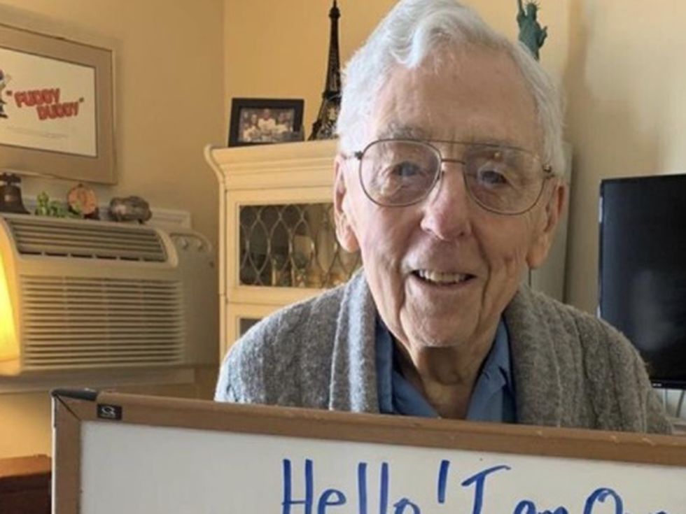 Мъж на 100 години се превърна в звезда в Twitter заради карантината