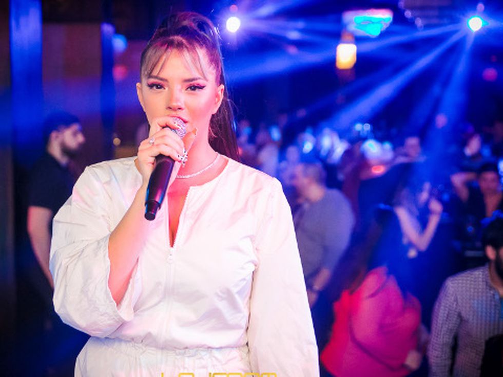 Крие ли Дара гаджето си и къде купонясва?