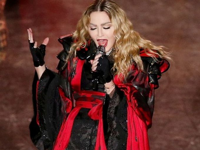 Мадона падна на сцената по време на концерт