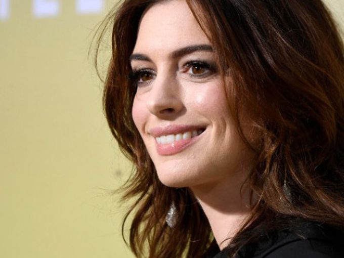 Бременната Ан Хатауей пръска сексапил на червения килим