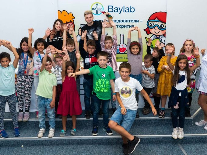 Ученици се потапят в магията на науката чрез забавни експерименти