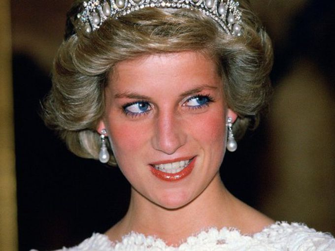 Продават роклята, с която принцеса Даяна танцува с Джон Траволта