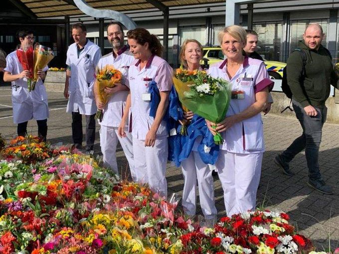 Как затрупаха с цветя лекарите в Нидерландия