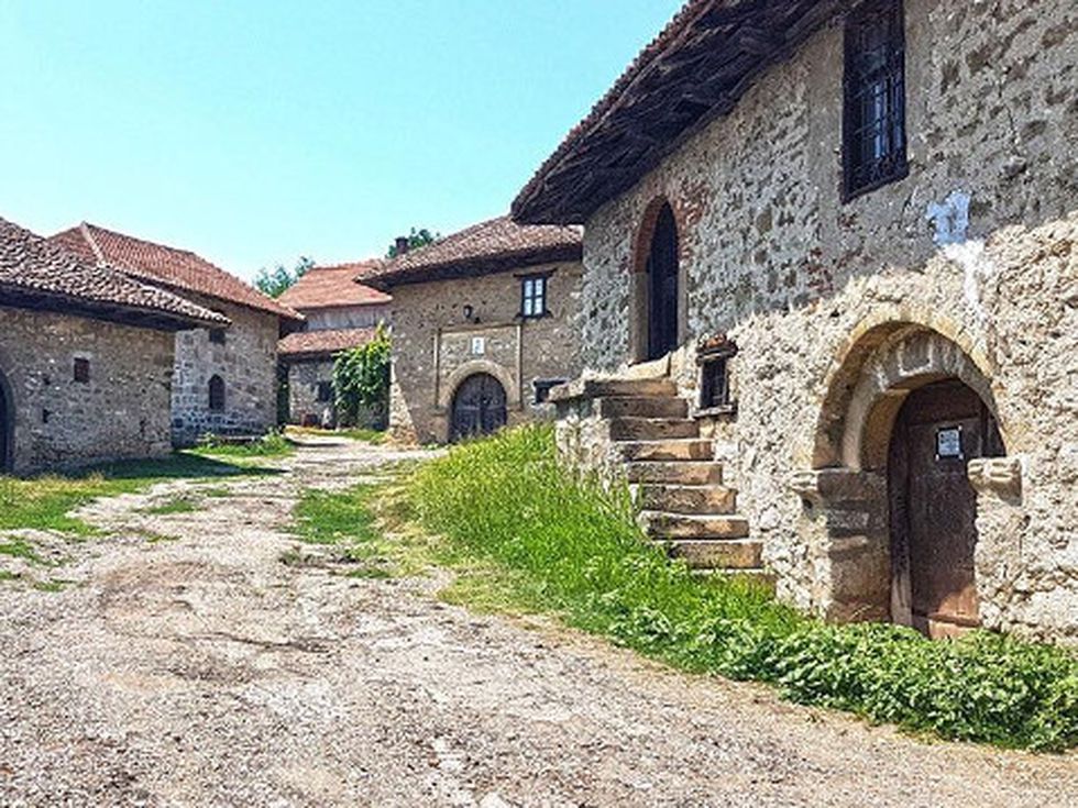 Били ли сте някога в къща, която е дом само на вино? Има цяло село такива