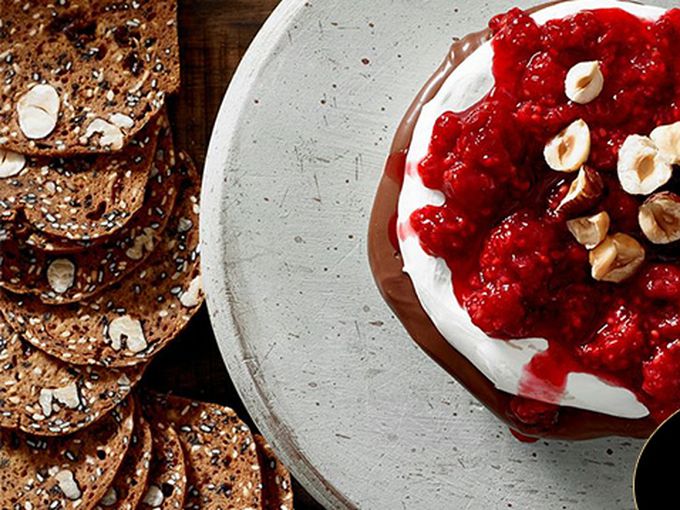 Приготвено с любов: бри с течен шоколад, лешници и печени малини