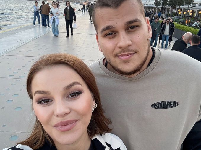 След дъщерята на Коцето: Синът на Деси Слава дебютира на сцената