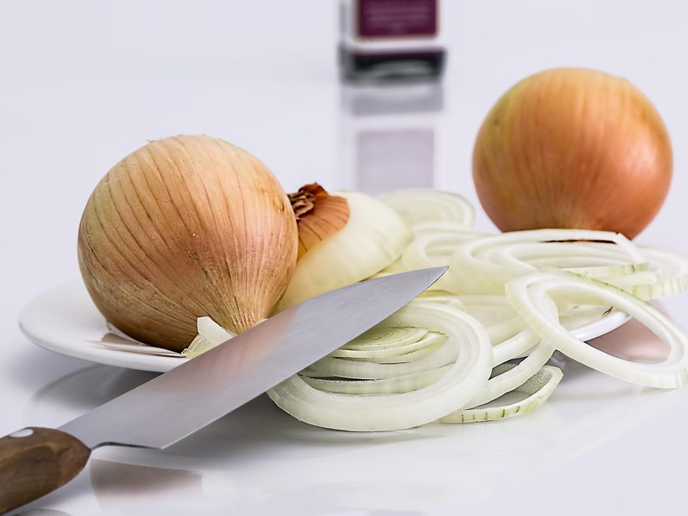 Никога няма да ви потекат сълзи, ако режете лука по този начин