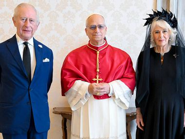 За пръв път от 500 години: Крал Чарлз се помоли с папата и получи нова титла (Снимки)