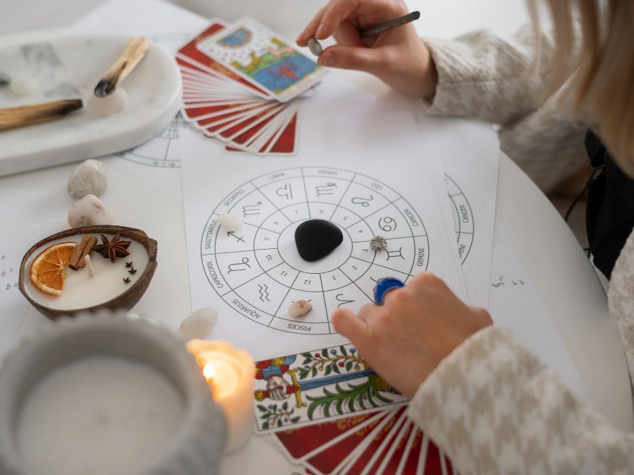 Таро срещу психотерапия: защо все повече хора избират картите пред психолога