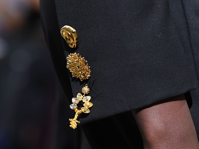 Тренд за есен/зима 2025-2026: Schiaparelli превръща копчето в бижу