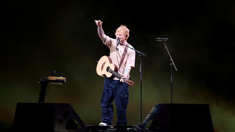 Поп звездата Ед Шийрън изненада феновете си с напълно различна