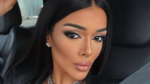 Запазената марка на Диона е провокацията Този път певицата прикова