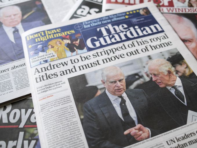 Кралска буря: Наистина ли Чарлз III ще абдикира след скандала с Андрю?