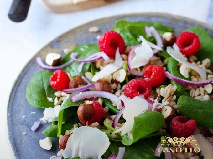 Скандинавска салата със спелта, малини и Castello® Хаварти