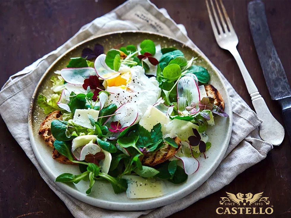 Пролетна салата с поширано яйце и Castello® Хаварти