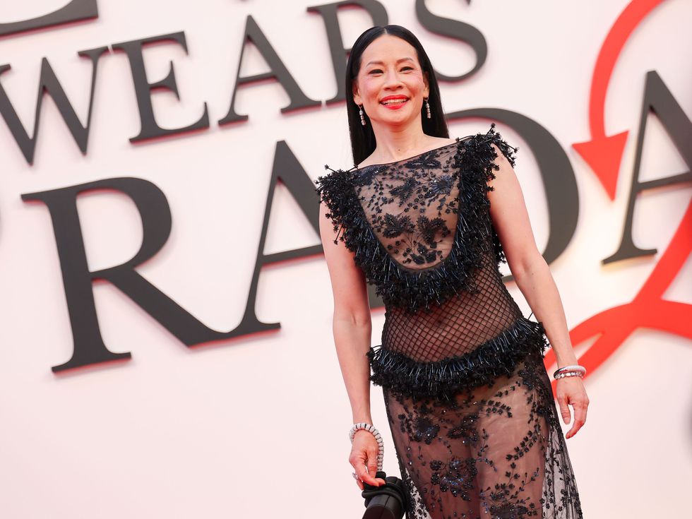 Красота в премерен баланс: Козметични хирурзи коментират "неостаряващия" вид на Луси Лиу (Снимки)