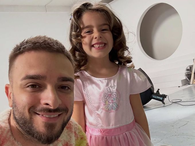 Раз, два, три и по стъпките на татко: дъщерята на Криско пусна песен (Видео)