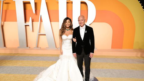 Джеф Безос и годеницата му Лорън Санчес неочаквано бяха принудени