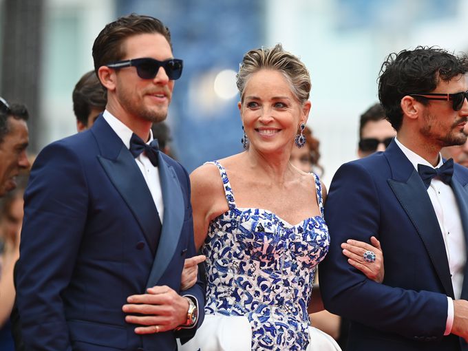 Шарън Стоун смая Кан с роклята-трансформър