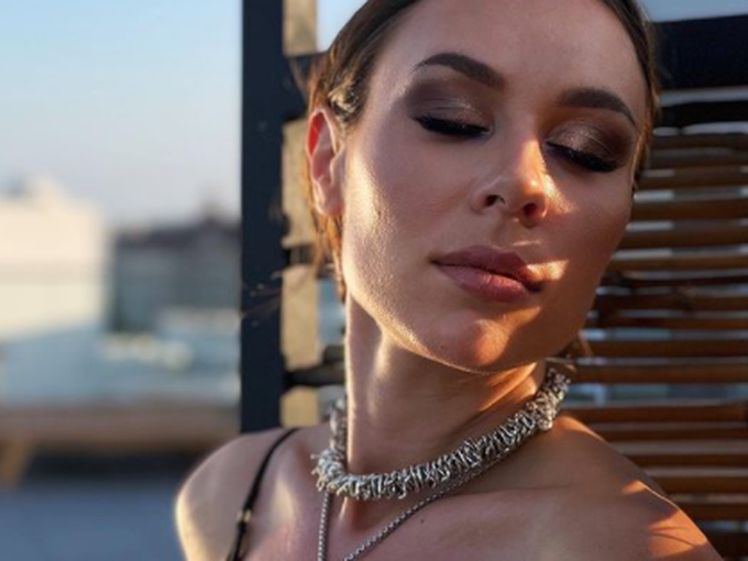 Маги Джанаварова разгорещи мрежата със секси снимки по бански