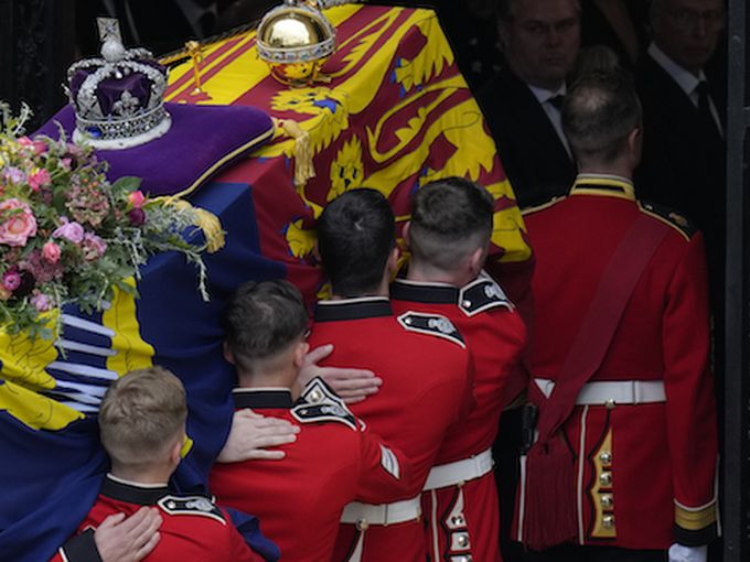 Всяко цвете върху ковчега на Елизабет Втора има своето послание. Какво е то?