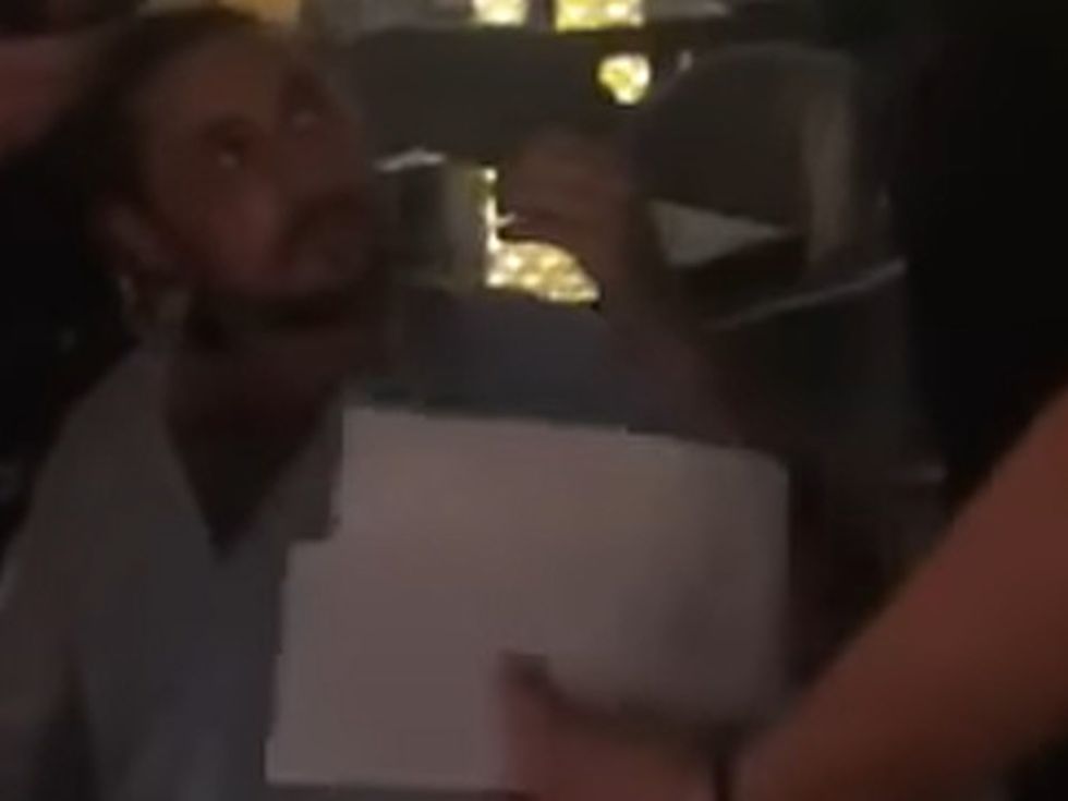 Да седнем "на центъра" да изядем по един шамар? Или кога ще спрем да си решаваме проблемите като мутри от 90-те?