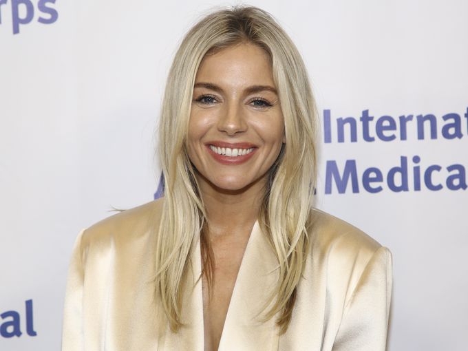 Еха! Да надникнем в провинциалната британска вила от 16-ти век на Сиена Милър (Снимки и Видео)