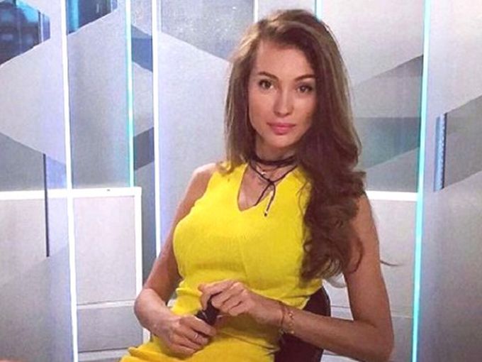 Никол Станкулова старателно дезинфекцира плодовете и зеленчуците