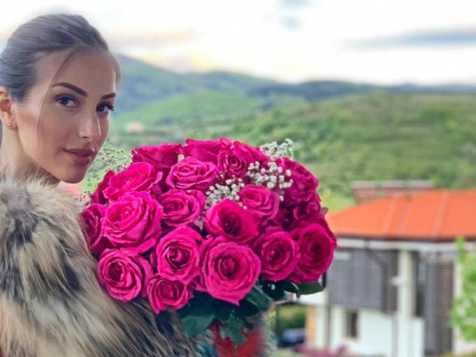 Алекс Петканова нажежи страстите с пищно деколте
