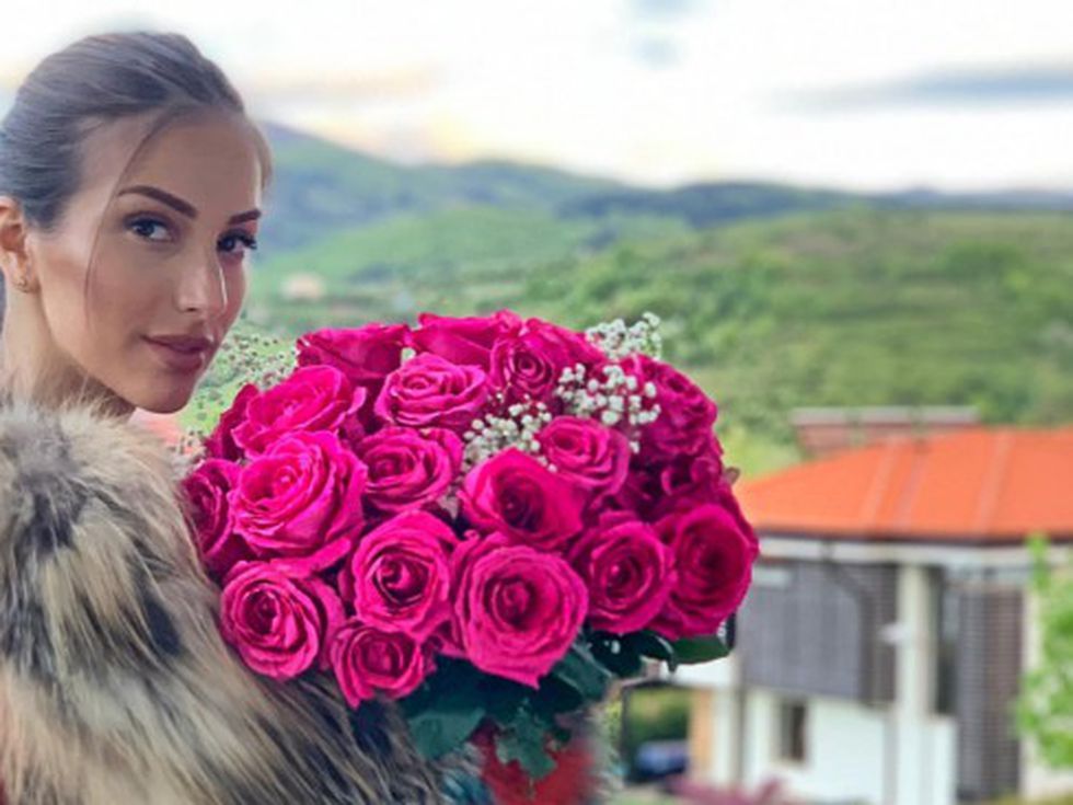 Алекс Петканова нажежи страстите с пищно деколте