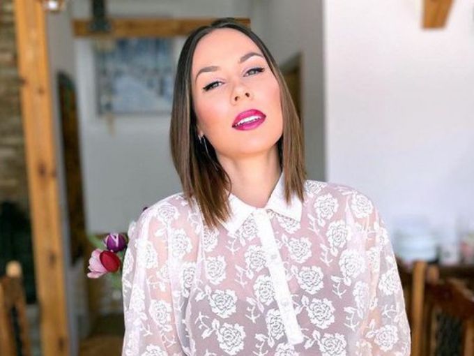 Маги Джанаварова с горещи снимки по бански