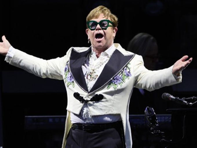Неостаряващият Елтън Джон върна стрелките на часовника назад