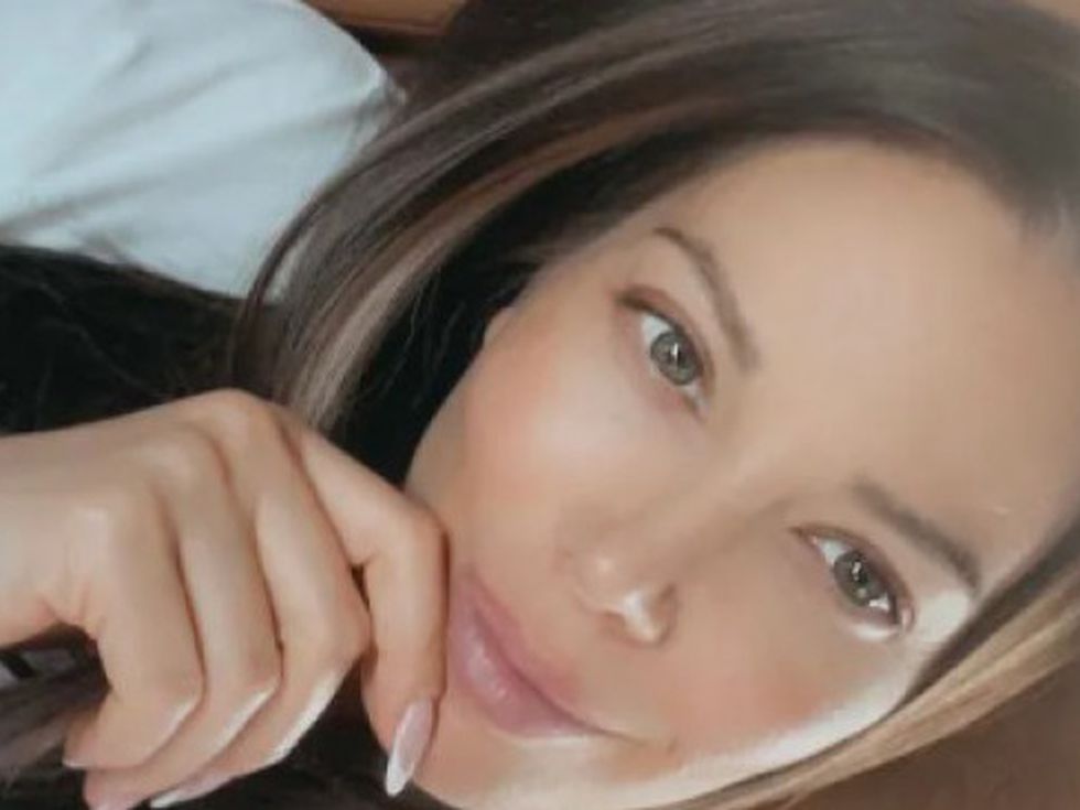 Уау! Емилия показа плоско коремче след раждането