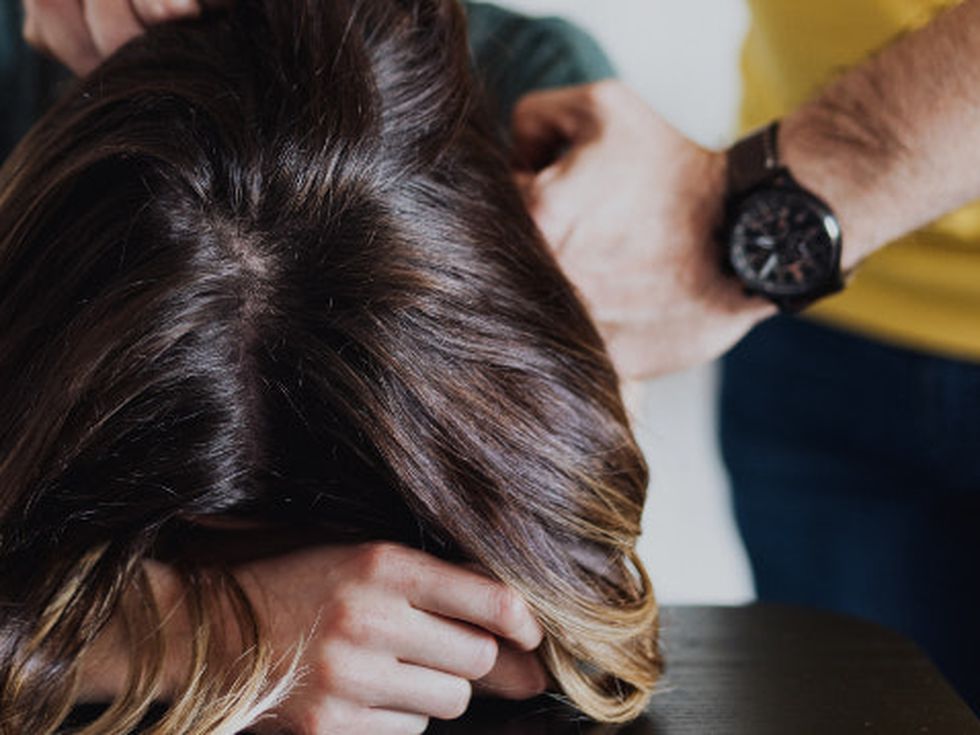 Той ме бие, цялата съм в синини, но ние много се обичаме