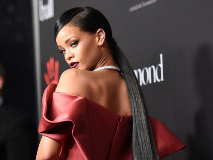 Ах, колко е секси! Риана предизвика бурни реакции с тази снимка за корицата на Vogue