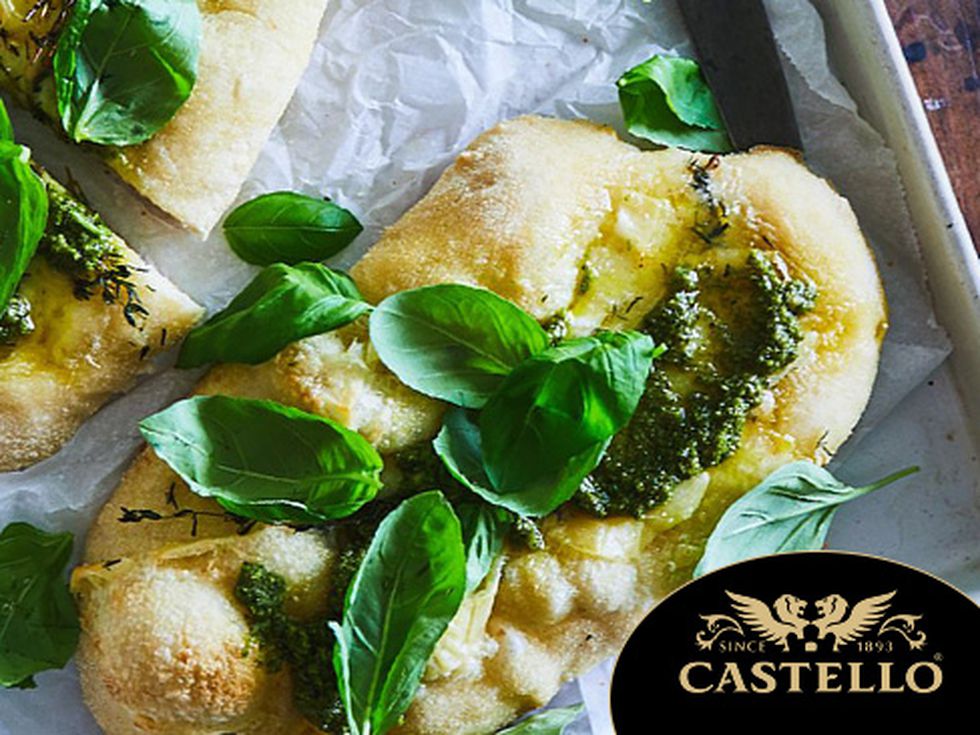 Чеснов хляб с песто и Castello Brie Creamy White