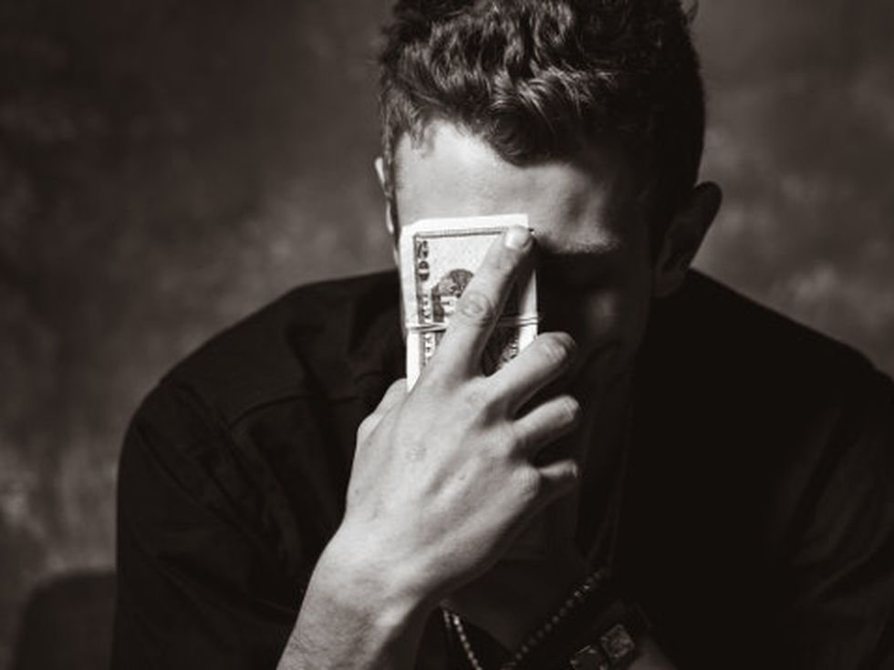 5-те най-точни признака, че си имате работа с мега стиснат мъж. Напуснете го веднага