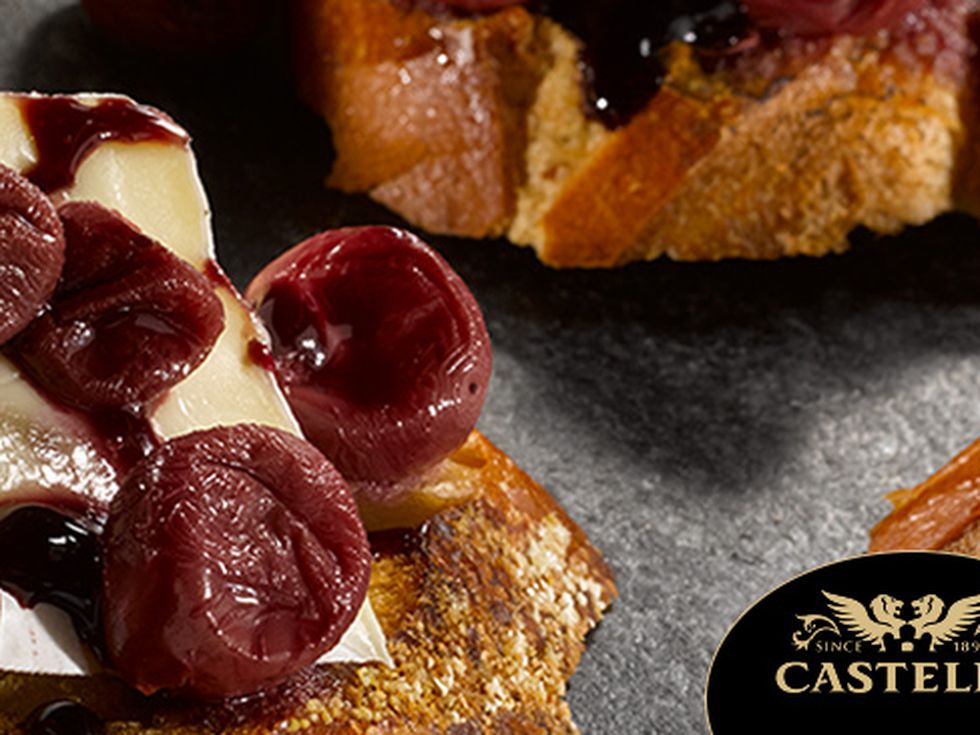 Тапаси с бри Castello® и грозде
