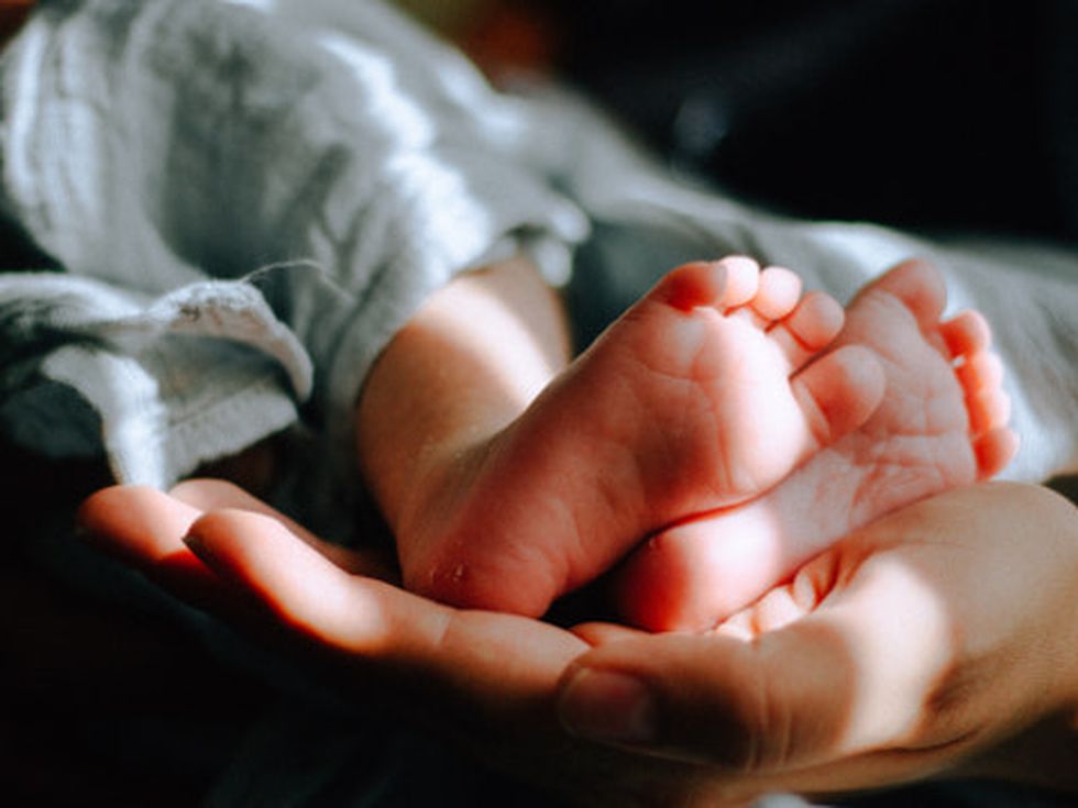 Часът на истината: Разменените бебета вече са при биологичните си родители (снимка)