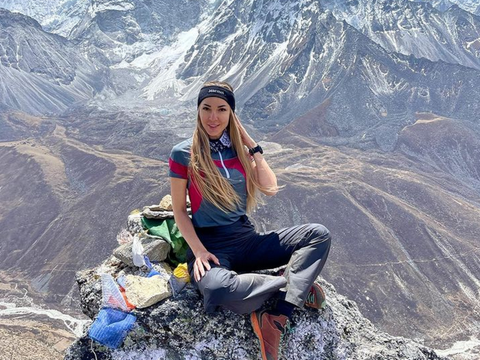 Красавица от Петрич катери в момента Еверест с Нирмал Пурджа. Вижте ги (снимки)