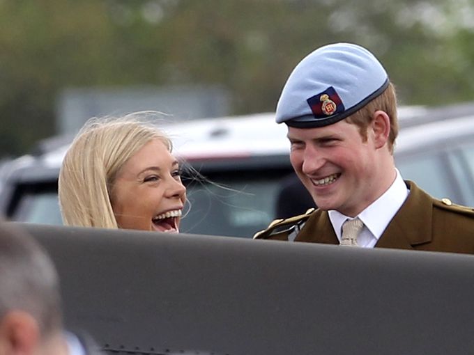 Когато имате нужда от подкрепа: Защо принц Хари е помолил бившите си гаджета да участват в написването на скандалната му книга?