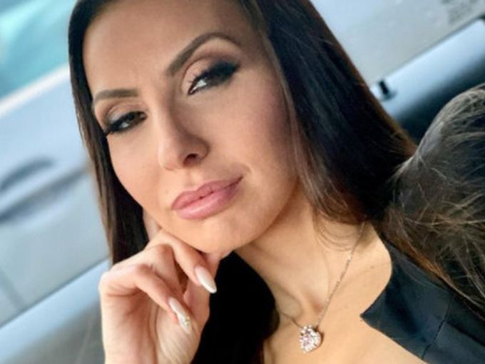 Мис Плеймейт Диана Габровска отвръща на удара: Написа книга за насилието над жени и изля болката си в нея