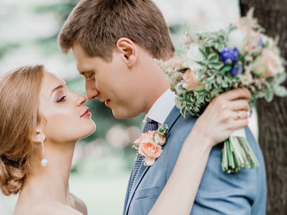 Трогателно: Украинка, загубила и двата си крака, танцува на сватбата си